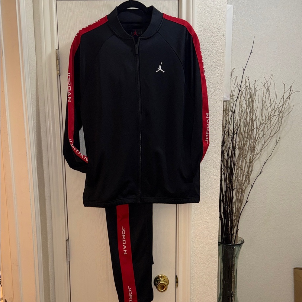 NIKE JORDAN. RED & BLACK TRACK SUIT LOGO🔥🔥 Size MEDIUM. Unisex